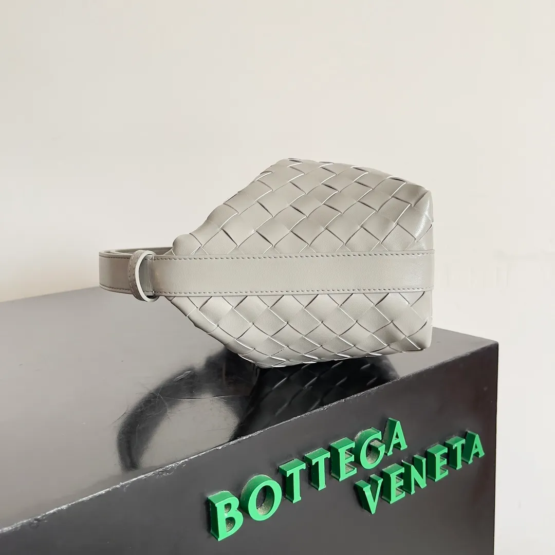 Batch 1360 It is predicted that BV Bottega’s lunch bag will be popular again this year. The entire bag is made of top nappa lambskin, which is very soft and lightweight. It also uses the intrecciato weaving process that the two founders spent several months developing from the beginning of the brand. It is completely hand-woven by Italian craftsmen. It perfectly reflects the craftsmanship of Bottega. The entire bag shape is also a very practical and popular lunch box bag type. The slightly curved arc of the bag mouth can also better fit our wrists. Style number: 754443 Size: 22*13*9